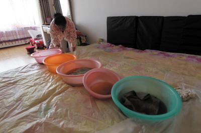 大新楼上漏水，住户失联，小区没物管，业主维权难！律师来支招……